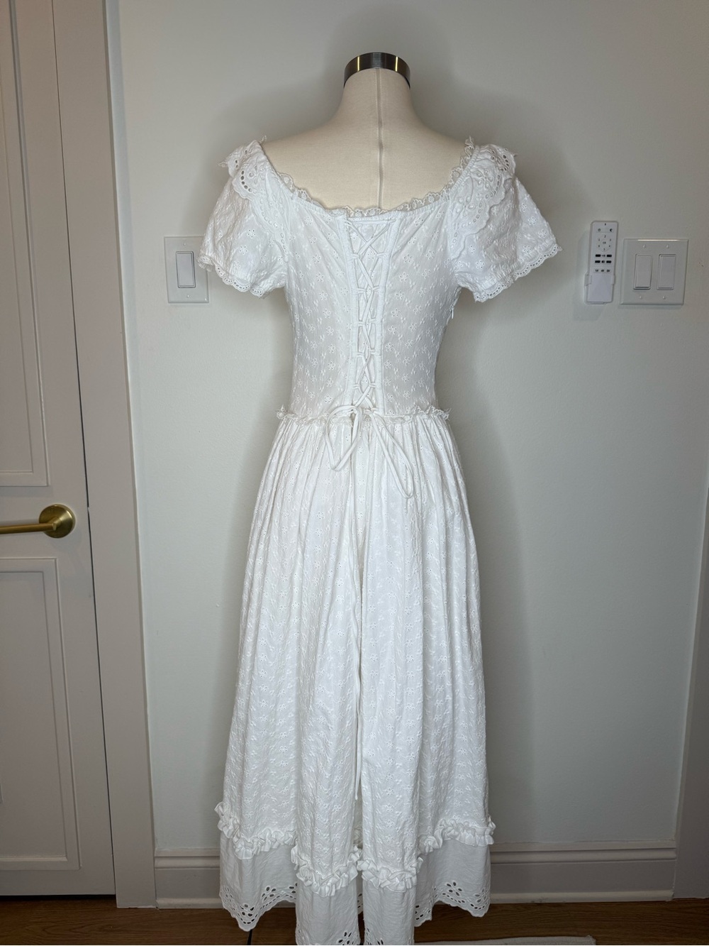 Off-Shoulder White Lace Corset Midi Dress - Picture 7 of 8